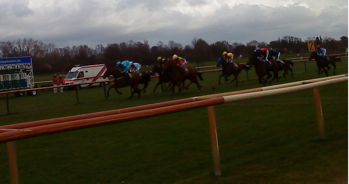 RTW bei Sanit&auml;tsdienst auf der Galopprennbahn Bremen